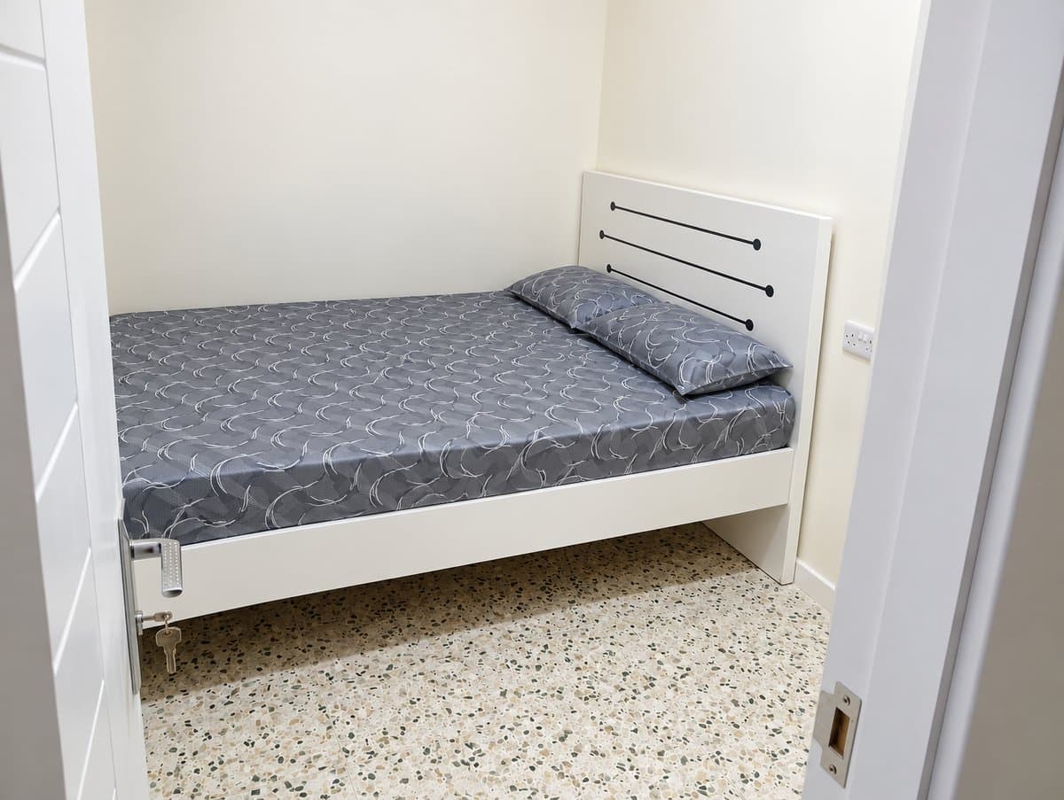 Closed Partition Room, photo 1