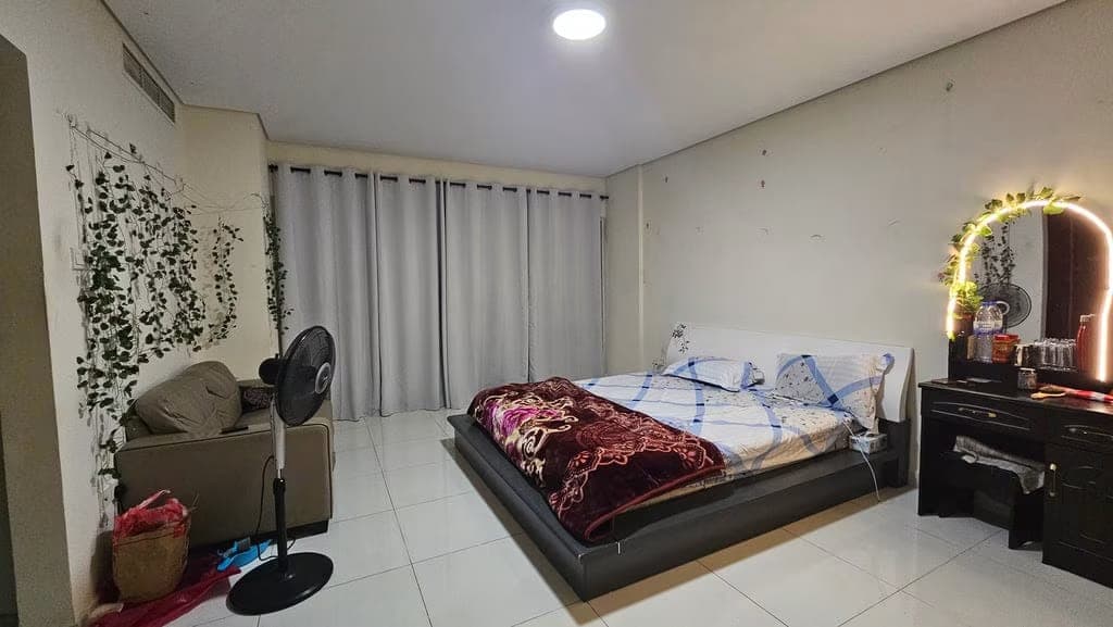 Furnished Master Bedroom with Attached Bathroom (Indian only), photo 2